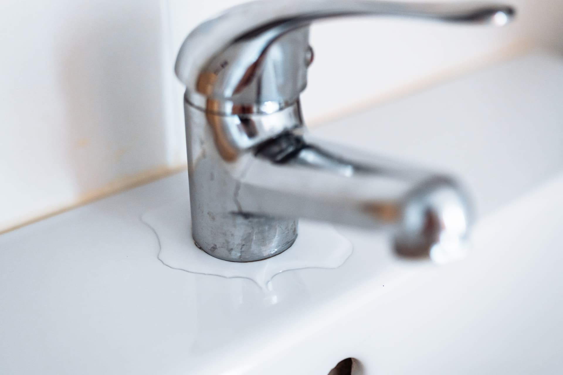 Why Do Tiles Crack or Come Loose? Causes and Warning Signs